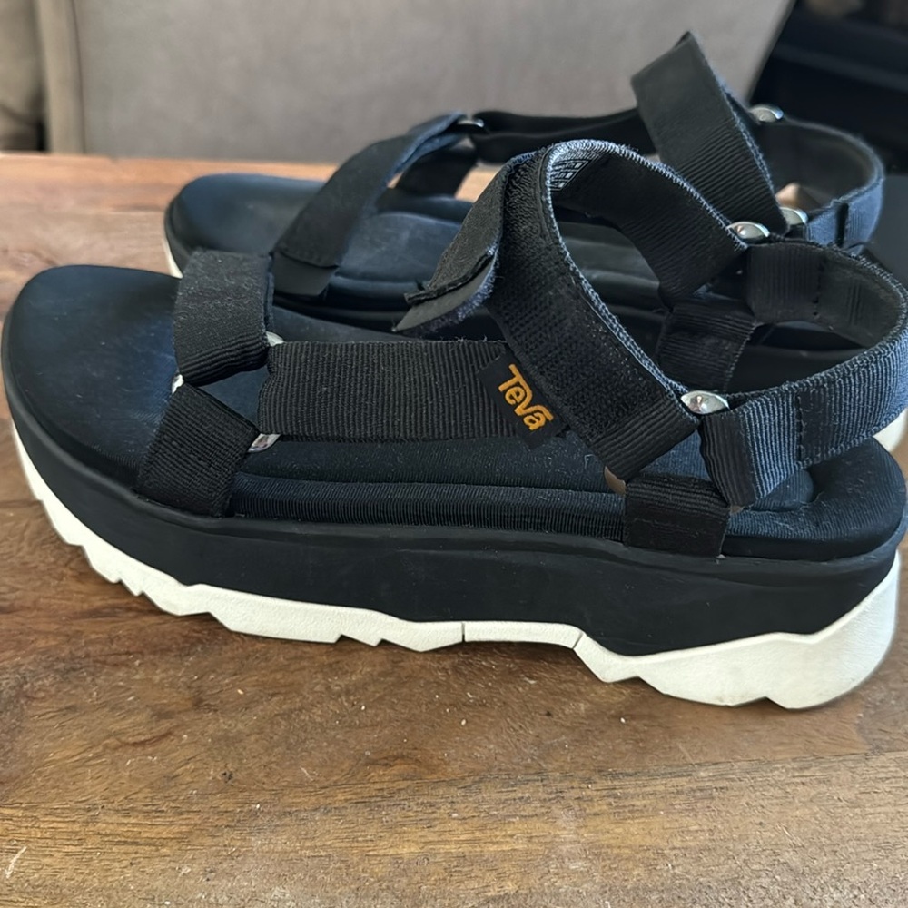 Teva sandals Super cushion and comfortable to walk.